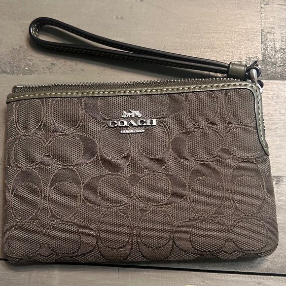Corner zip Wristlet In signature Jacquard - Picture 8 of 10